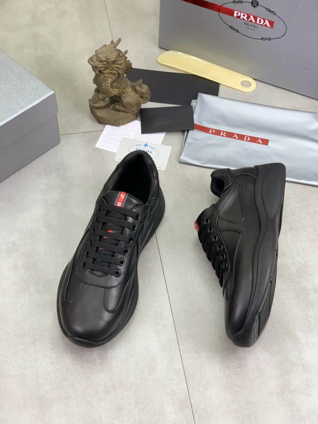 Men's Men's Shoes 💰P520 💰【New Style】 The latest model of high-quality PRADA classic men's shoes has been launched on the official website with a 1:1 replica, synchronized in Hong Kong counters, and on the same catwalk; all made of calfskin ➕Imported cowhide lining, 🍡🍡rubber The original outsole is 1:1 non-slip and wear-resistant; comfortable to wear, attractive in style, fine in workmanship, and equipped with a simple and neat shoe last, showing a man's boldness and toughness, 👍size 38 to 44 (45 can be customized) black White color🉑️choose
